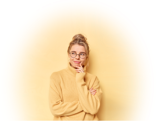 Une femme souriant à l'idée de nous contacter