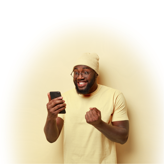 Un homme commande un diagnostic immobilier sur son téléphone